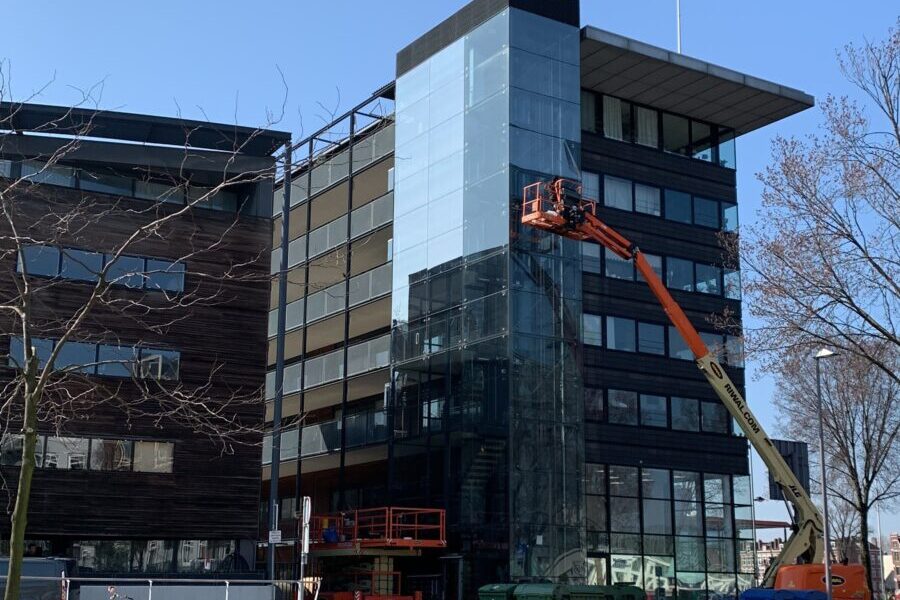 LLumar warmtewerende glasfolie - liftschacht te Rotterdam